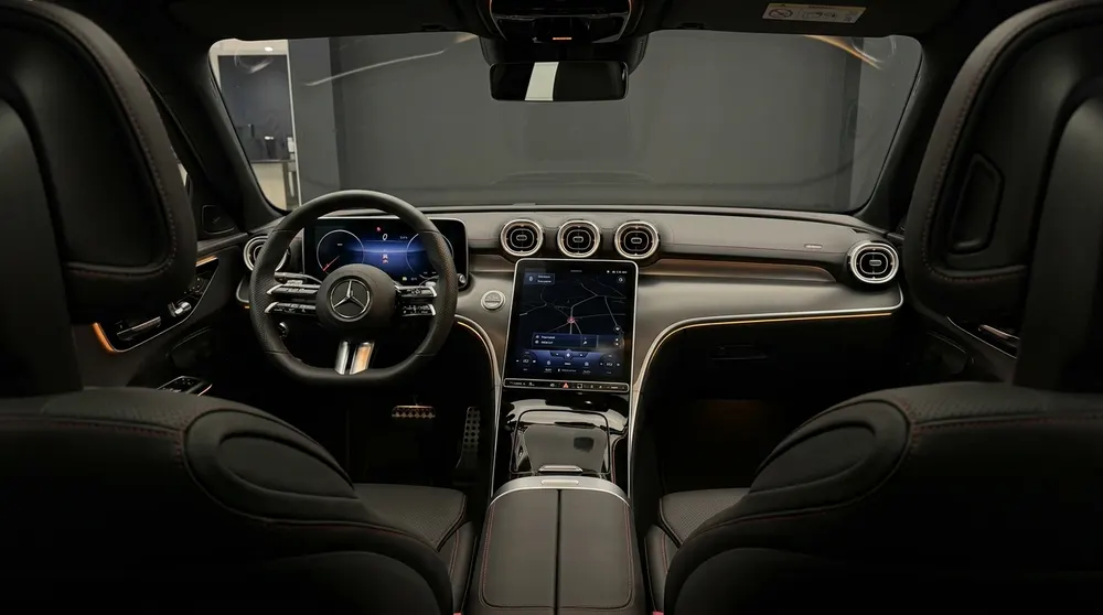 Mercedes-Innenraum bei Nacht mit bernsteinfarbenem Ambientelicht